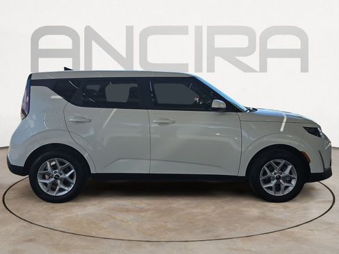 Used 2025 Kia Soul LX w/ LX Technology Package FWD image 9