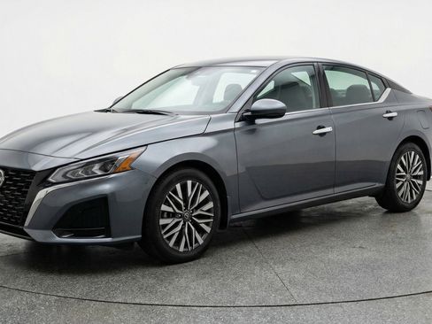 Used 2025 Nissan Altima 2.5 SV FWD image 3