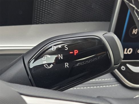 New 2025 Volkswagen Tiguan SE image 18