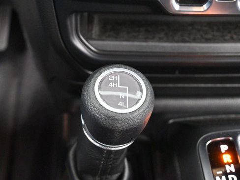 Used 2021 Jeep Gladiator Willys image 24