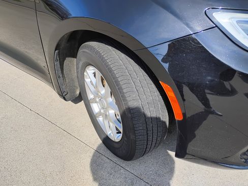 Used 2025 Chrysler Pacifica Select FWD image 28