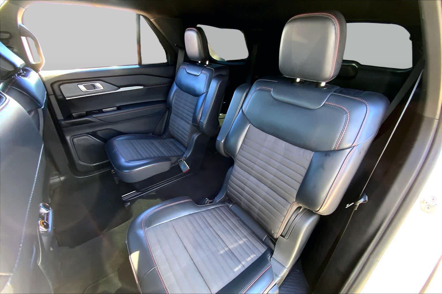 Used 2025 Ford Explorer ST-Line w/ Premium Package RWD image 21