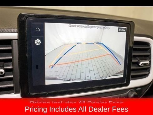 Used 2024 Hyundai Venue Limited FWD image 13