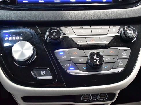 Used 2023 Chrysler Pacifica Touring-L image 56