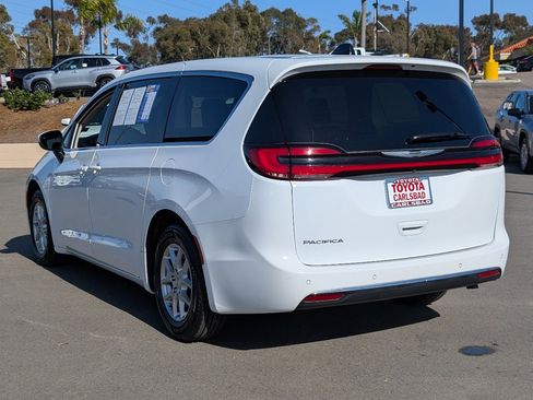 Used 2023 Chrysler Pacifica Touring-L image 13