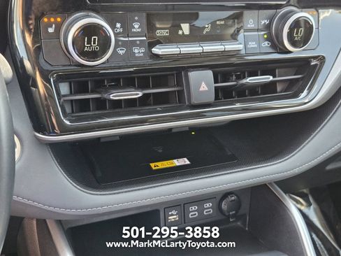 Used 2025 Toyota Highlander AWD image 21