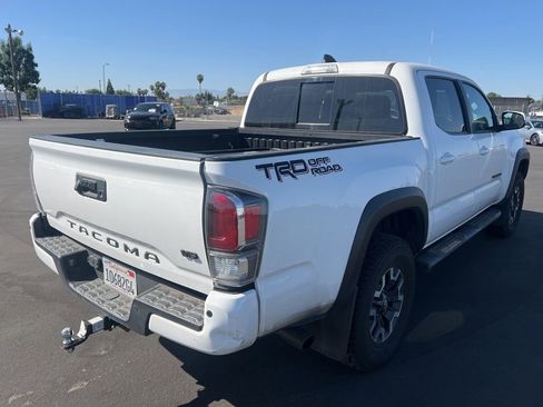 Used 2023 Toyota Tacoma TRD Off-Road w/ Technology Package RWD image 4