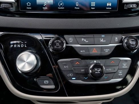 Used 2024 Chrysler Pacifica Touring-L FWD image 28