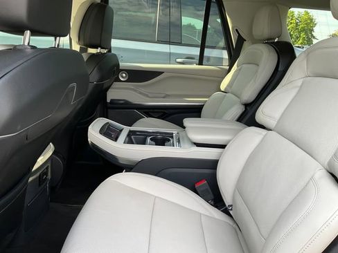 Used 2025 Lincoln Navigator Reserve AWD/4WD image 7