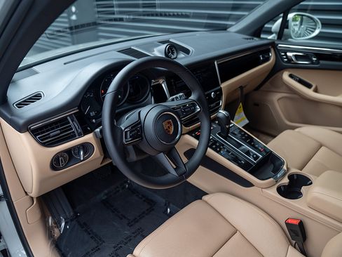 Certified 2026 Porsche Macan AWD/4WD image 4