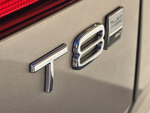 Used 2025 Volvo XC60 T8 Plus w/ Protection Package Premier image 19