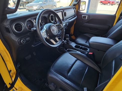 Used 2019 Jeep Wrangler Unlimited Sahara w/ Uconnect 4C Nav & Sound Group AWD/4WD image 17