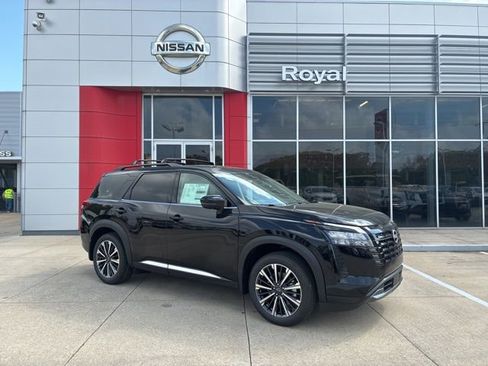 New 2026 Nissan Pathfinder Platinum FWD image 1