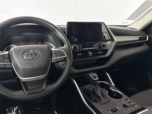 Certified 2025 Toyota Highlander LE FWD image 30