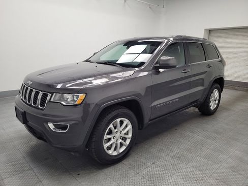 Used 2021 Jeep Grand Cherokee Laredo image 2