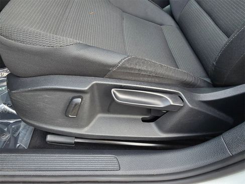 Used 2016 Volkswagen Golf S image 25