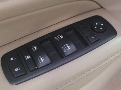 Used 2017 Jeep Grand Cherokee Laredo image 27