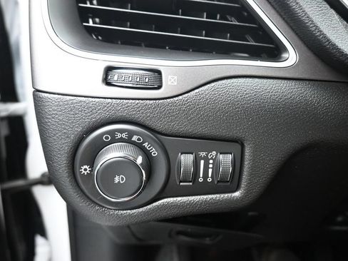 Used 2019 Jeep Cherokee Latitude Plus w/ Cold Weather Group AWD/4WD image 27
