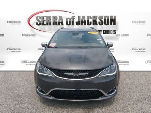 Used 2019 Chrysler Pacifica Limited w/ Advanced Safetytec Group FWD image 3
