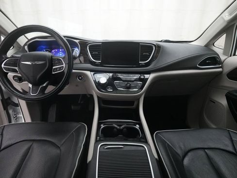 Used 2022 Chrysler Pacifica Limited FWD image 5