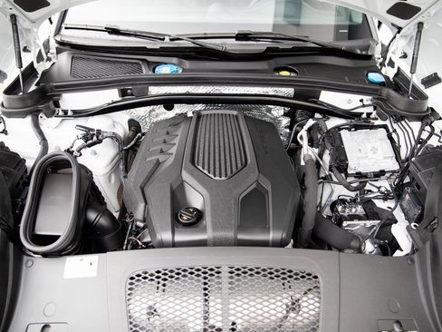 Certified 2025 Porsche Macan image 29