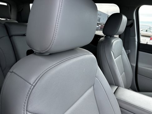 Used 2023 GMC Acadia SLT image 14