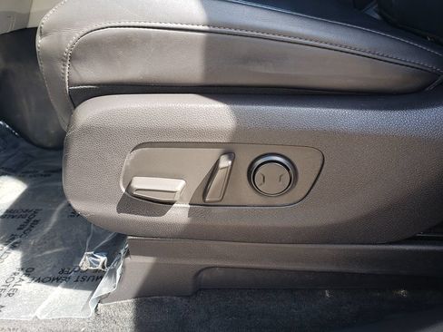 Used 2022 Kia Carnival LX FWD image 19