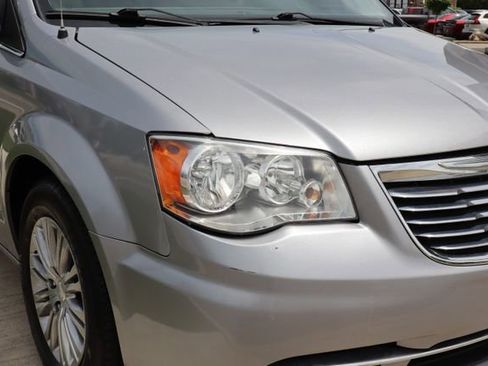 Used 2016 Chrysler Town & Country Touring-L FWD image 5
