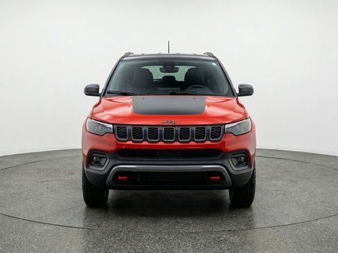 Used 2025 Jeep Compass Trailhawk AWD/4WD image 2