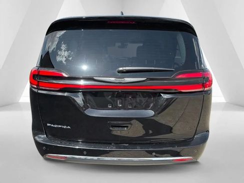 Used 2024 Chrysler Pacifica Touring-L FWD image 6