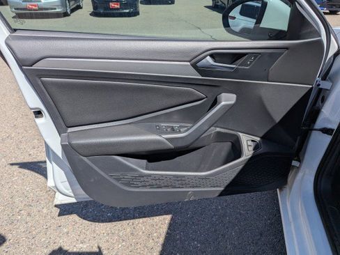 Used 2021 Volkswagen Jetta SE FWD image 9