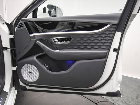 Used 2025 Bentley Flying Spur Plug-In Hybrid image 43