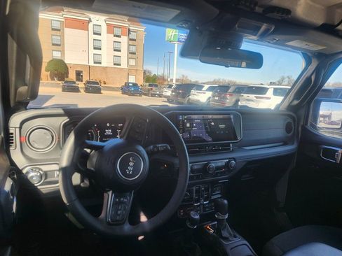 Used 2024 Jeep Wrangler Unlimited Rubicon image 8