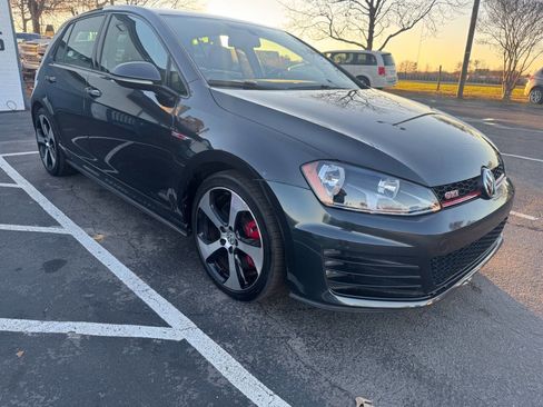 Used 2017 Volkswagen GTI SE image 3