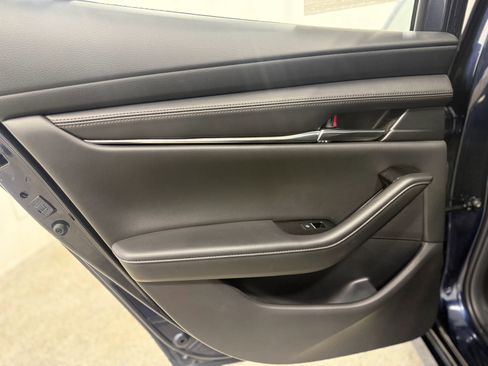 Used 2021 MAZDA MAZDA3 s image 31