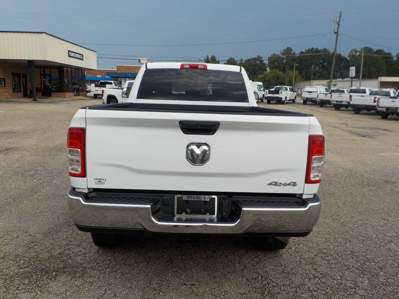 Used 2022 RAM 2500 Tradesman w/ Chrome Appearance Group AWD/4WD image 4