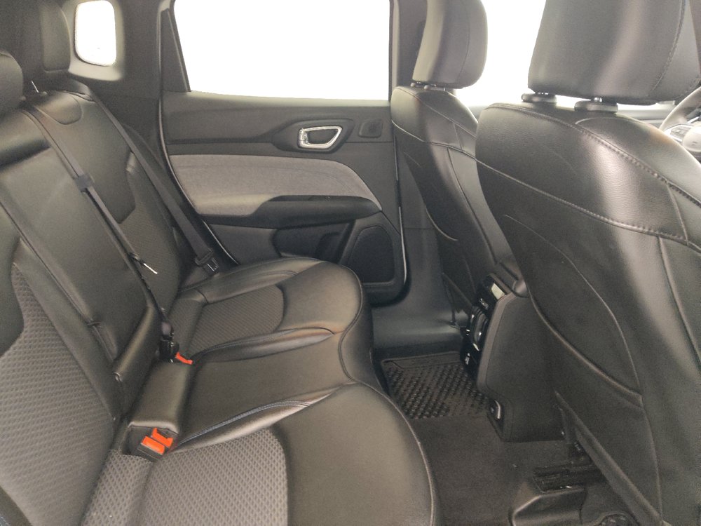 Used 2025 Jeep Compass Latitude w/ Sun & Sound Group AWD/4WD image 18