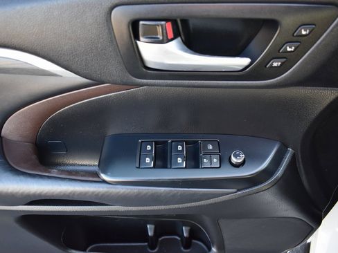 Used 2018 Toyota Highlander Limited image 12