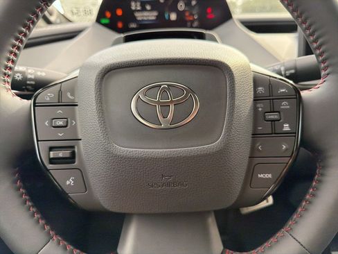 Used 2025 Toyota Prius Plug-In Hybrid image 12