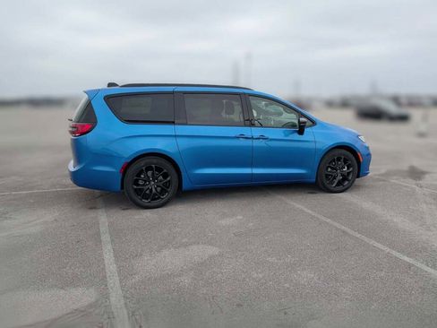 New 2026 Chrysler Pacifica Select image 13