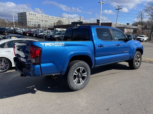 Used 2018 Toyota Tacoma TRD Sport image 8