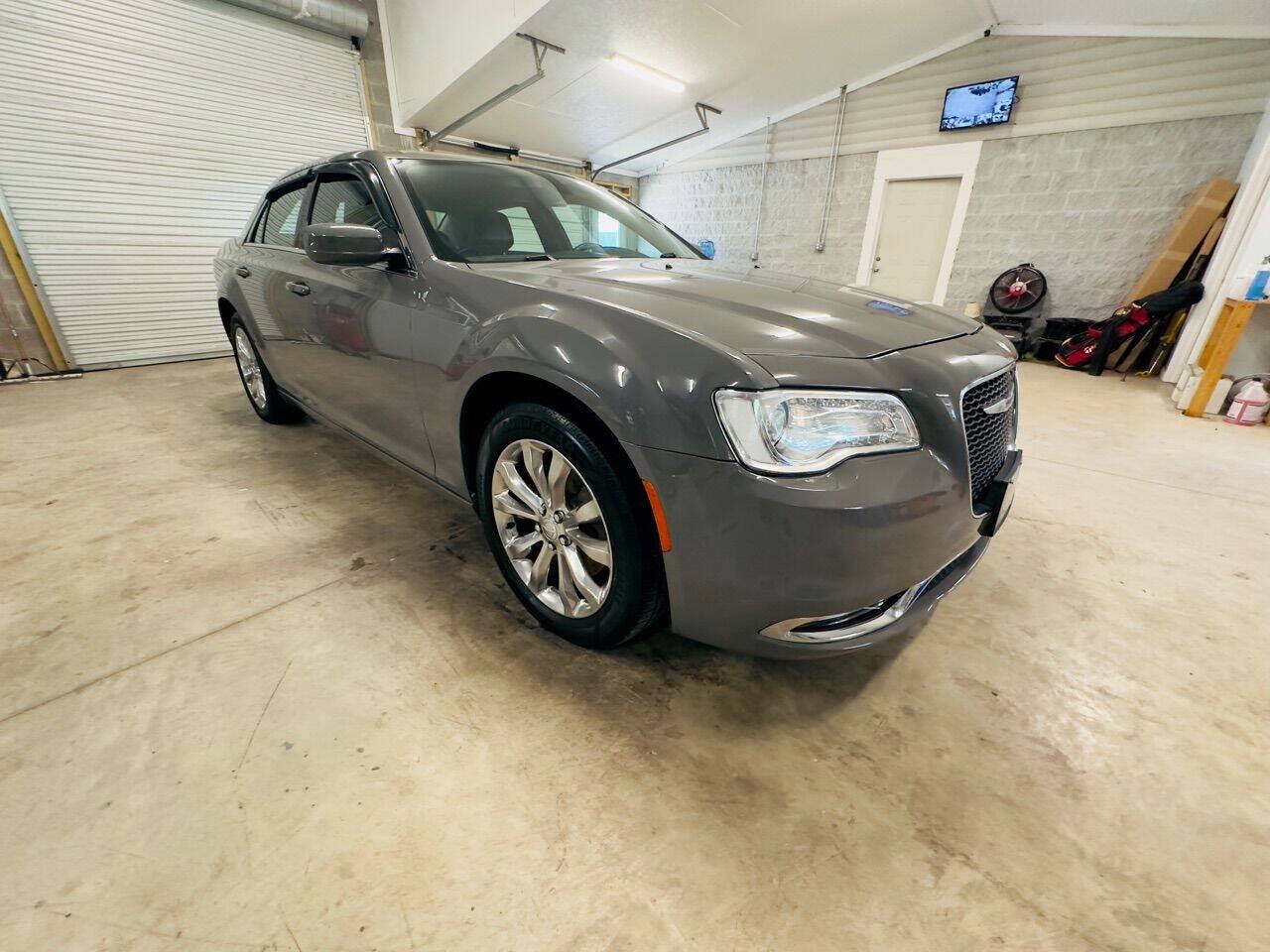 Used 2018 Chrysler 300 Touring L AWD/4WD image 11