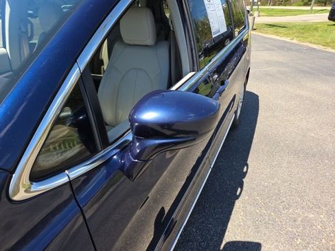 Used 2017 Chrysler Pacifica Touring-L FWD image 34