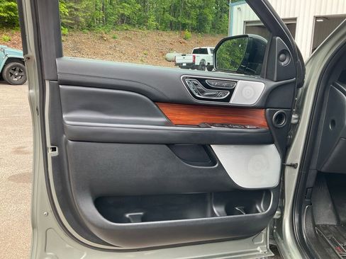 Used 2019 Lincoln Navigator Reserve AWD/4WD image 17
