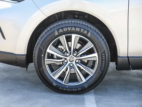 Used 2021 Toyota Venza LE AWD/4WD image 10