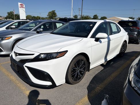 Used 2024 Toyota Camry SE w/ Cold Weather Package FWD image 4
