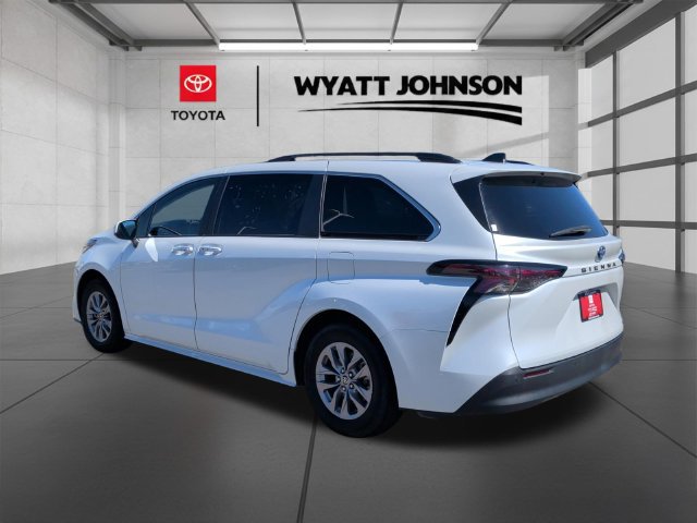 Certified 2024 Toyota Sienna XLE FWD image 5