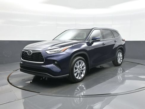 Certified 2026 Toyota Highlander Limited AWD/4WD image 3