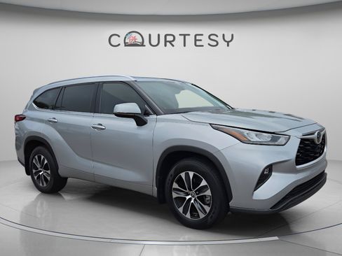 Used 2020 Toyota Highlander XLE AWD/4WD image 7