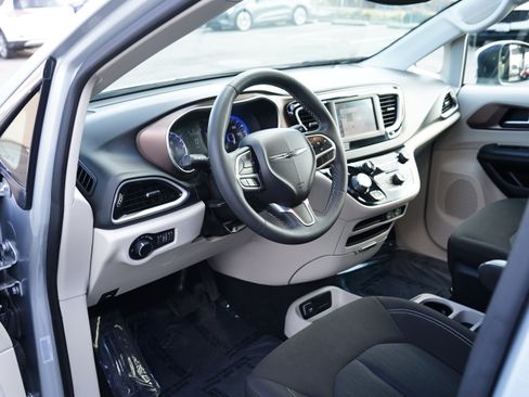 Used 2023 Chrysler Voyager LX image 13